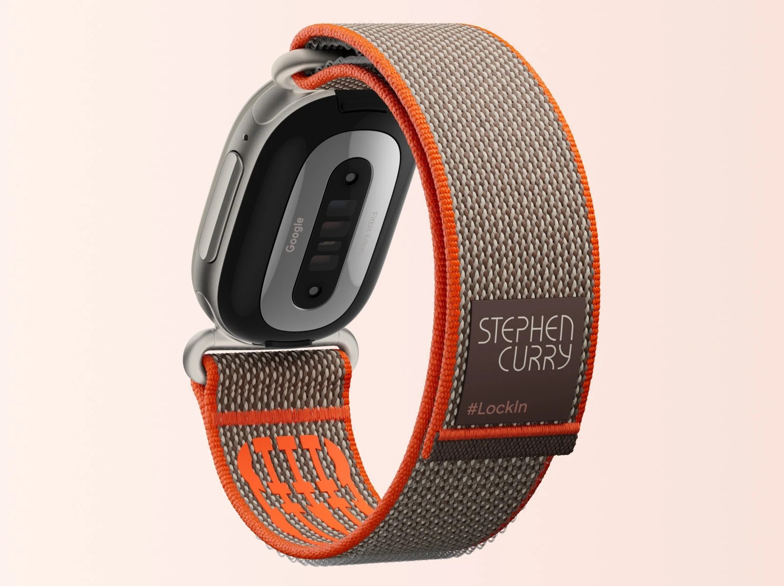 De Fitbit Edge Stephen Curry Special Edition met oranje nylon bandje