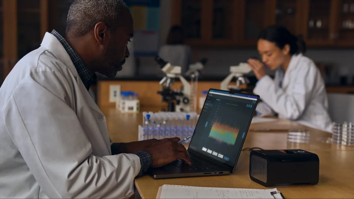 De huidige MacBook Pro van Apple op een bureau; het model met touchscreen is nog niet getoond