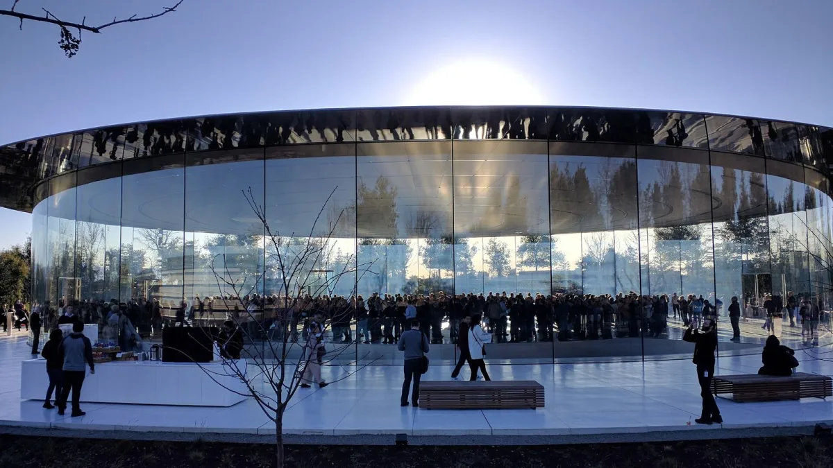 Het Steve Jobs Theater op Apple Park in Cupertino, waar Apple op 9 september 2026 de iPhone 18 Pro en de opvouwbare iPhone Ultra presenteert
