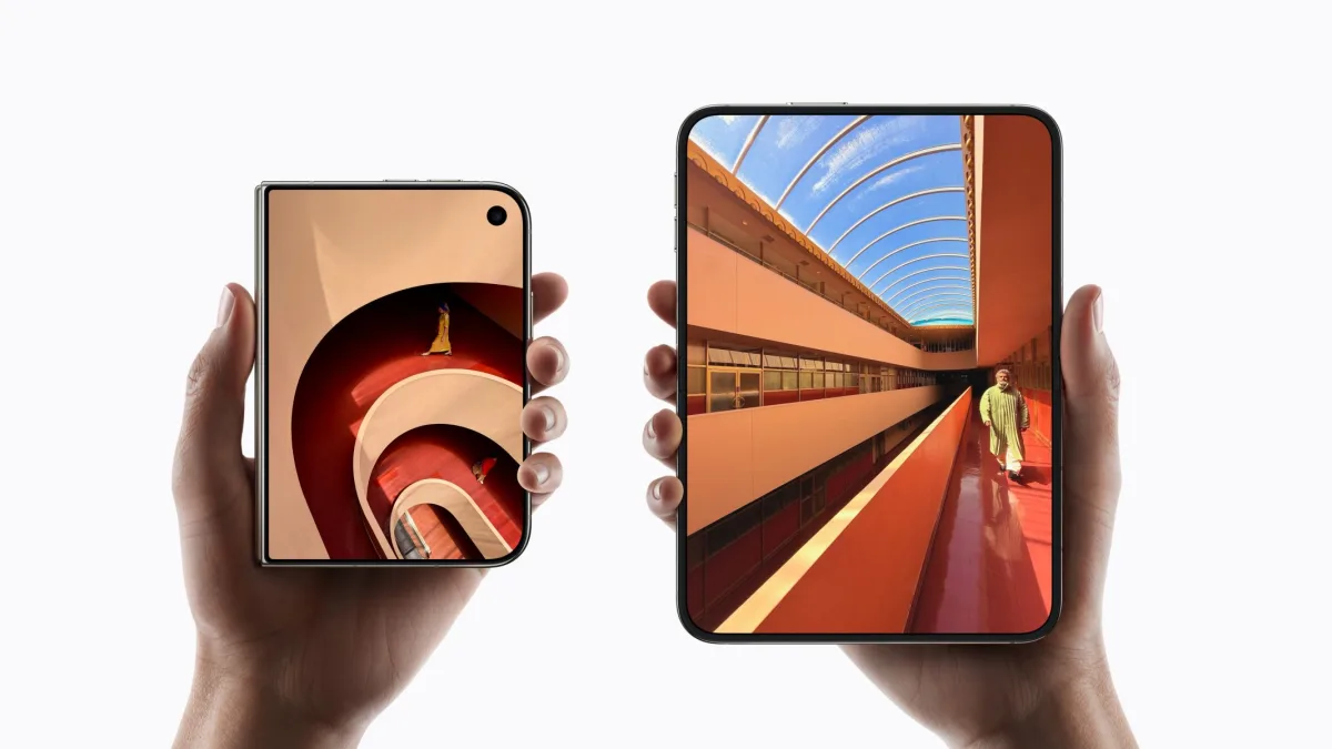 Twee handen houden de iPhone Duo vast: links dichtgevouwen met het buitenscherm, rechts opengevouwen