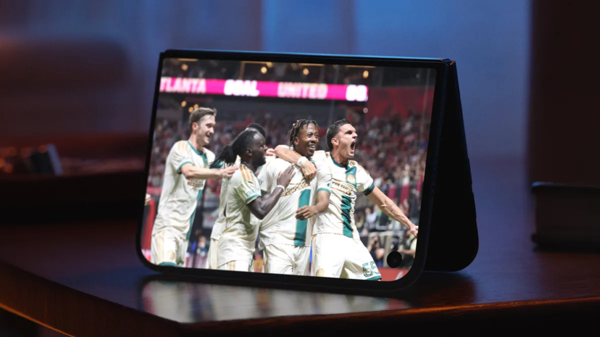 iPhone Duo halfgevouwen op een tafel neergezet, met video op het binnenscherm