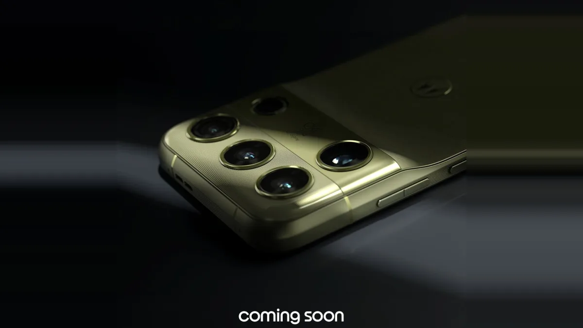 Teaserbeeld van de Motorola Signature 27 in de kleur Capulet Olive met de tekst coming soon