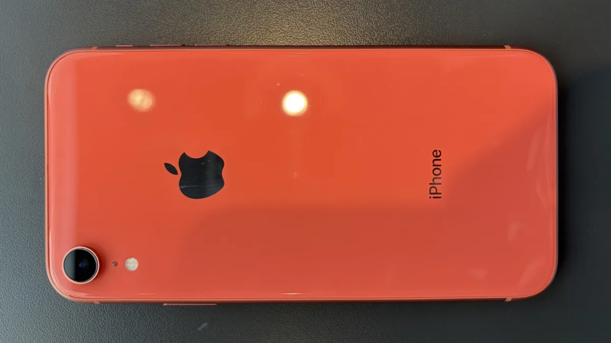 Achterkant van een iPhone XR in de kleur Koraal